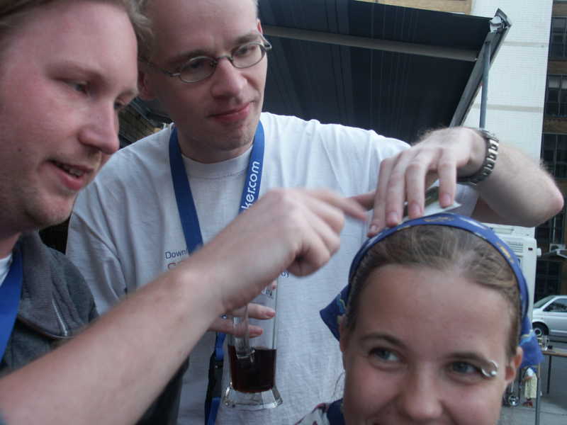 Comparing the color of pooca's headscarf with the color of the euroflag on the bills: Licht&Feuer, Avij and Pooca